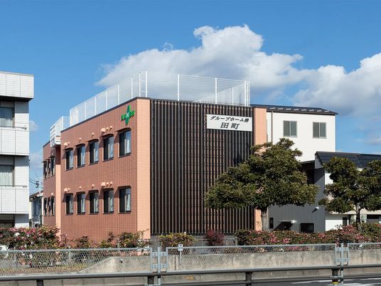 落ち着いた外観の建物  