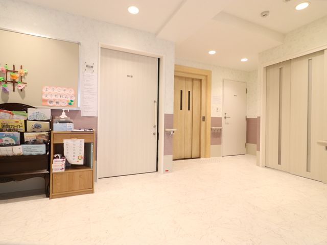 廊下の明るく清潔な空間 エレベーターホール ゆったりとした廊下は、優しい照明と清潔感のあふれる雰囲気で皆さんをお迎えします。インフォメーションボードも完備されています。
