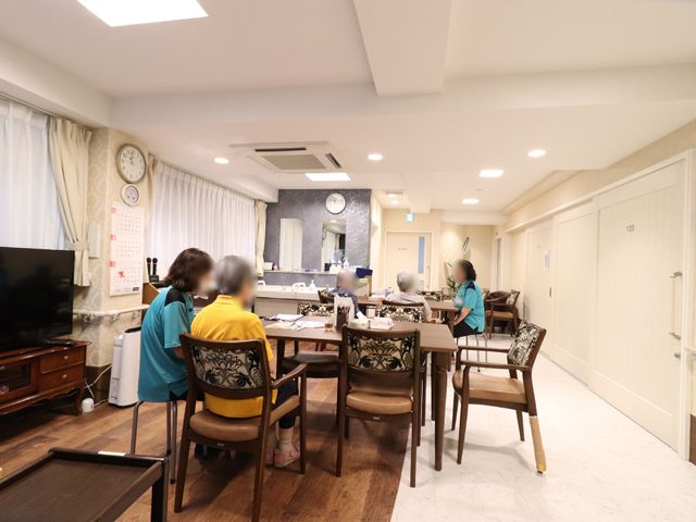 共有スペースの様子 食堂 ゆったりとした時間が流れるラウンジで、入居者がくつろぎながら交流を楽しんでいます。明るく開放的なデザインが、日々の生活を豊かに彩ります。