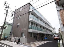 都市の中の明るい建物