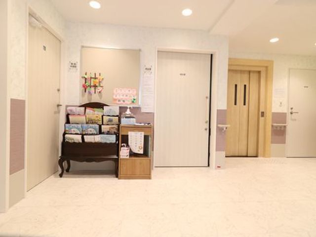 明るく清潔な廊下 エレベーターホール 清潔感のあふれる廊下が心地よい空間を演出しており、掲示物が彩りを添える環境です。スタッフと利用者のコミュニケーションも活発に行われる場所となっています。