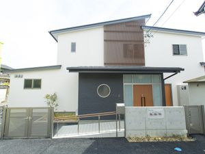 清潔感のある建物正面
