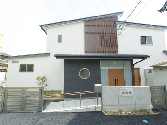 清潔感のある建物正面