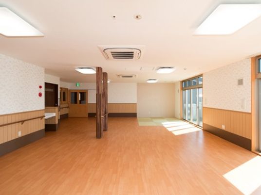 広々とした明るい共有スペース