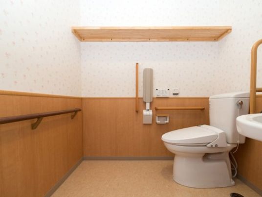 バリアフリー設計のトイレ