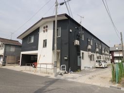 黒い壁の建物外観