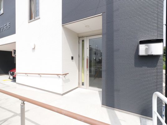 明るい玄関の外観