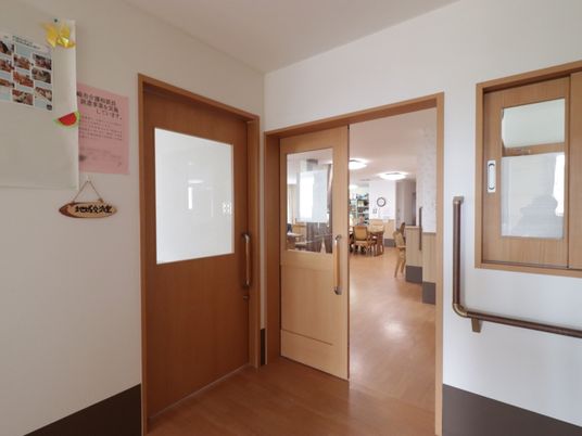 廊下と明るい食堂