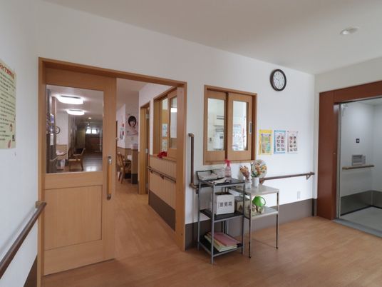 廊下と掲示板のある空間