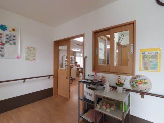 廊下と掲示物の明るい空間