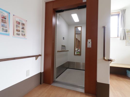 手すり付きの明るい廊下