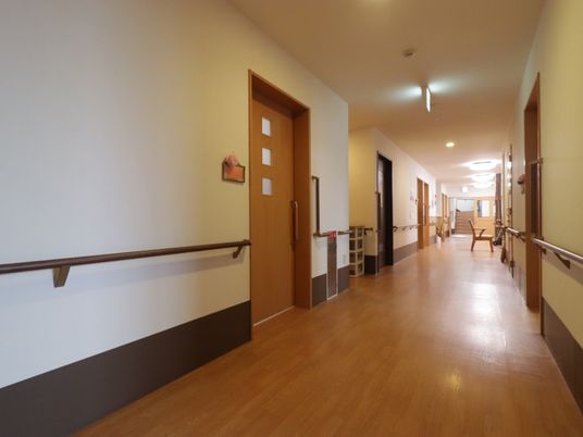 木目調の温かみのある廊下