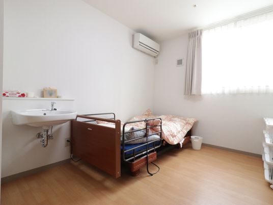 洋室のベッドと洗面台