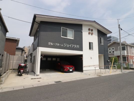 グレーホームのエントランス