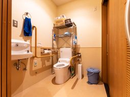 洗面台付きのトイレ空間