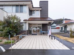 入口のベンチと屋根付きスペース