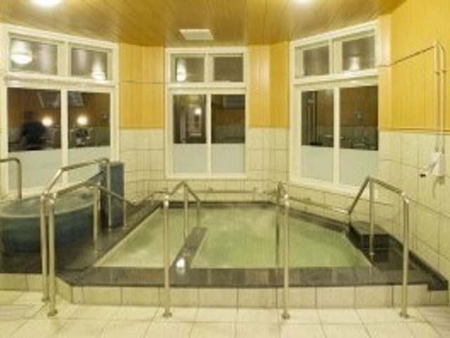手すり付き浴槽のある空間 浴室 広々とした安全な手すり付きの浴槽が用意され、ご入浴時の安心を支えます。快適な空間で心身のリフレッシュが可能です。