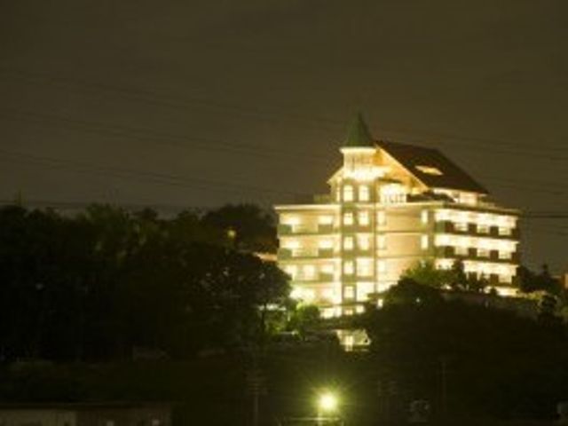 夜景を背に輝く建物 外観 夜になっても優美な姿を見せるこの施設は、訪れる方々に安らぎの雰囲気を提供します。