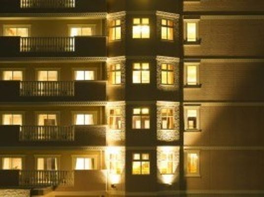夜間照らされた居室外観