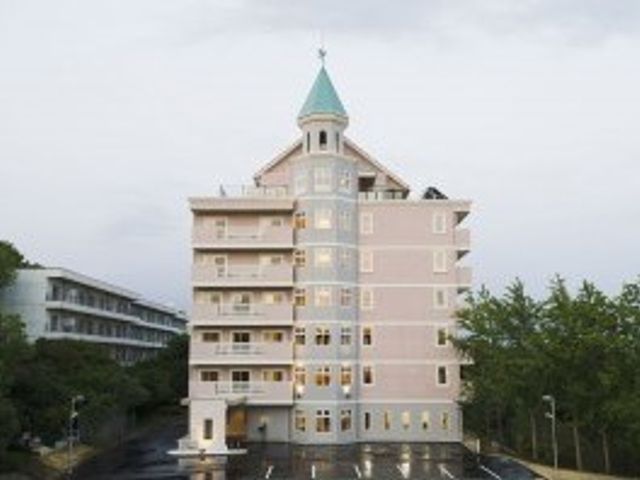 ピンク色の建物の外観 外観 美しいピンク色をした建物は、周囲の緑と調和しています。清潔感のあふれる外観が、訪れる方々を安心させるでしょう。