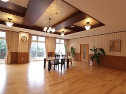 広々とした明るい食堂