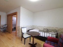 居室のベッドとテーブル
