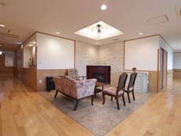 落ち着いた雰囲気のラウンジ