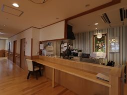 木目調カウンターのフロント