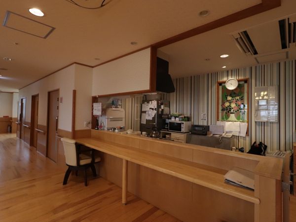 木目調カウンターのフロント