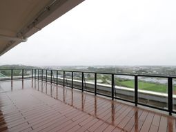 広々テラスの雨上がり