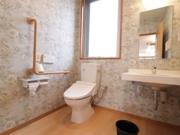 明るく清潔なトイレ空間