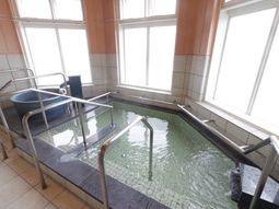 広々とした明るい浴室