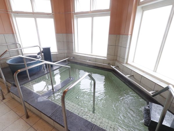 広々とした明るい浴室