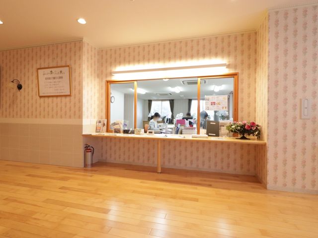 明るい受付の様子 受付 柔らかな雰囲気のフロントで、スタッフが業務にあたっています。ここから多様なサポートが始まります。