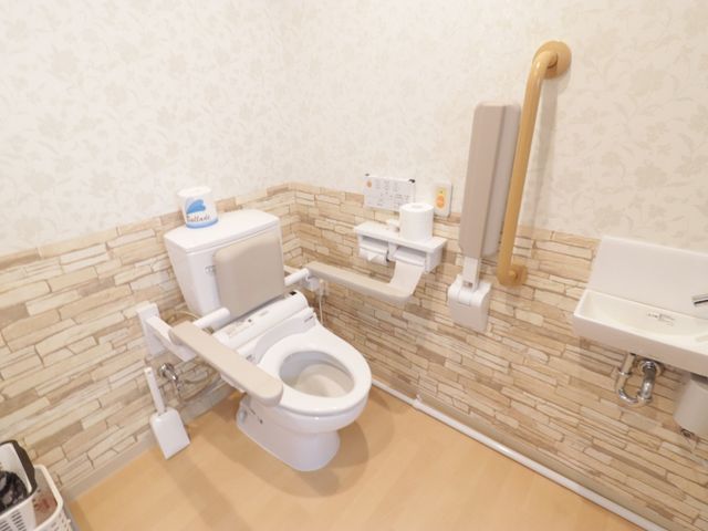 バリアフリートイレの設備 トイレ 手すり完備の安全なトイレです。利用者の安心感を考慮した配慮がされており、安全にお使いいただけます。