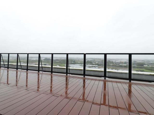 雨に濡れたテラス テラス 広々としたテラスは、雨音を聞きながらのひとときに静かな癒しを提供しています。新緑の景色も望め、開放感のあふれる空間です。
