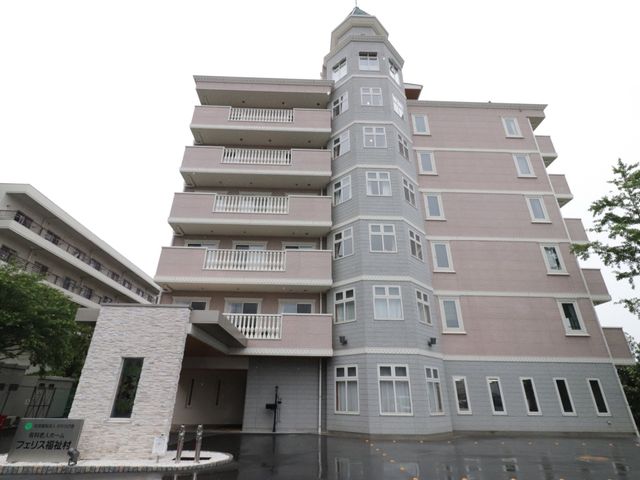 多階層の建物外観 外観 多層構造とモダンなデザインが特徴の建物です。周囲に植物も見られ、緑豊かな環境での勤務が期待できます。