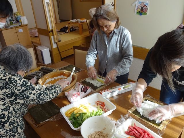 手巻き寿司を作る活動 料理 笑顔で手巻き寿司を作る活動が行われ、コミュニケーションを取りながら楽しいひと時を過ごせる環境があります。