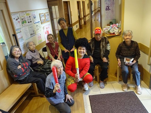 廊下で楽しそうなイベント 節分 廊下で行われているにぎやかなイベントに参加者が笑顔で取り組んでいます。明るい環境で楽しむ仲間との交流は、働く魅力の一つです。