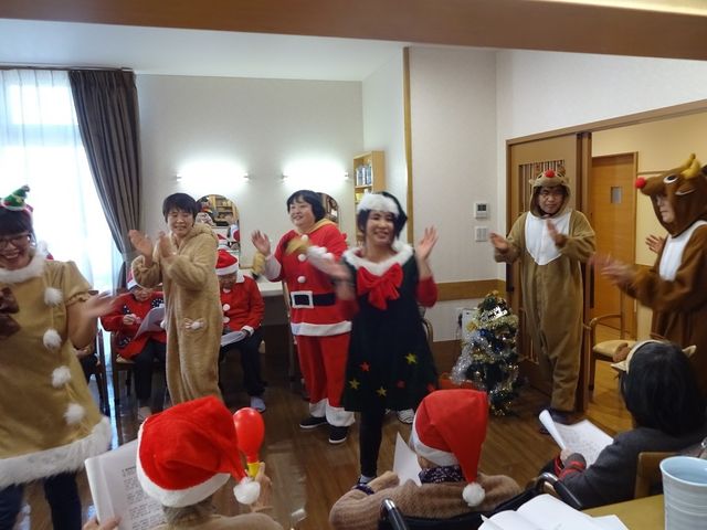 クリスマス会の様子 クリスマス会 スタッフと利用者が一緒に楽しむ賑やかなイベント。和やかな雰囲気の中で笑顔が広がっています。