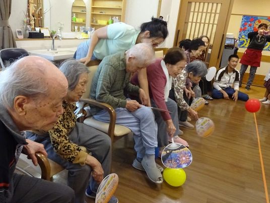 活動する高齢者の様子