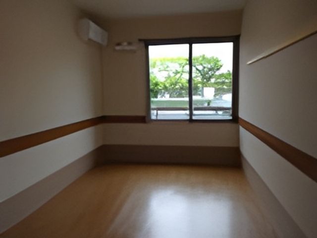 明るい床の空いた部屋 居室 ゆとりのある空間で心地よい光が差し込む居室です。静けさの中で、ゆったりと過ごせる環境が整っています。
