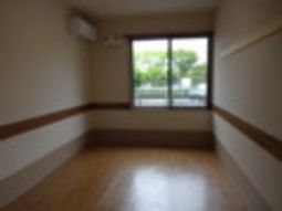 窓から光差す空き部屋