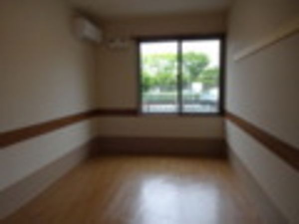 窓から光差す空き部屋