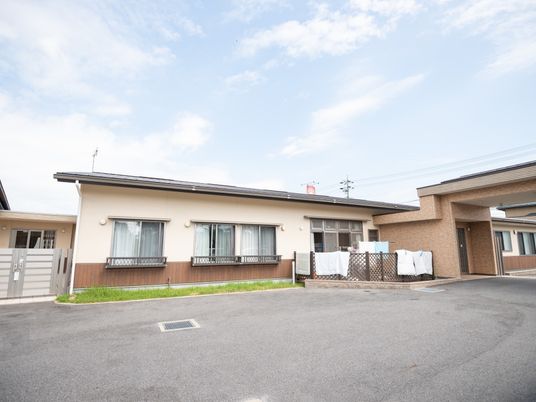 広々とした明るい外観