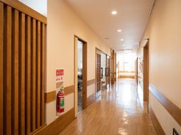 明るい廊下と部屋の入口