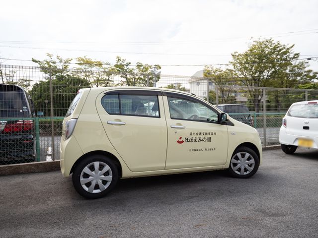 福祉用車両と駐車場 駐車場 活動的で心温まるサービスを提供する職場です。使いやすい福祉車両が整備され、地域への貢献にも力を入れています。