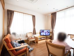 リラックスする人々とラウンジ