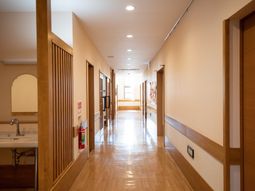 明るい廊下の風景