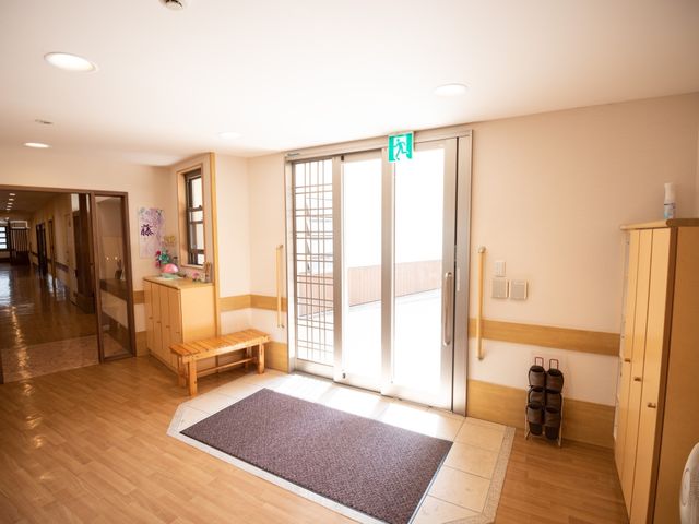 明るい通路と出口 玄関 ゆったりとした空間の出入口は採光を考慮した設計です。明るさと開放感が感じられる環境です。
